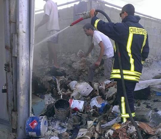 دفاع مدني عزون يخمد حريقاً في منجرة شرق قلقيلية 